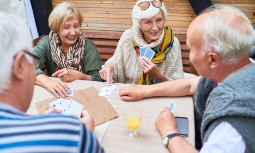 Gemeinsame Aktivierung am Tisch – Kartenspiel in kleiner Runde